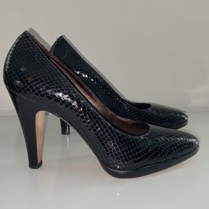 Banana Republic Black Snakeskin Claudine Pump
